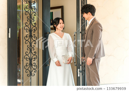 婚禮場地，新郎新娘在豪華餐廳裡漫步（婚禮，晚宴，服裝要求，新娘） 133679939