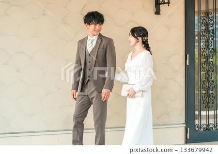 新娘和新郎走過婚禮場地（婚禮、晚宴、服裝要求、新娘） 133679942