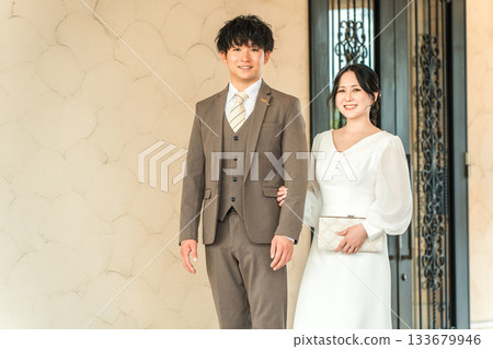 新娘和新郎走過婚禮場地（婚禮、晚宴、服裝要求、新娘） 133679946