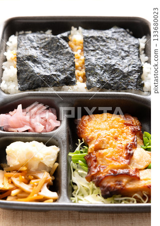 A seaweed bento box containing delicious grilled young chicken with salt and koji 133680023