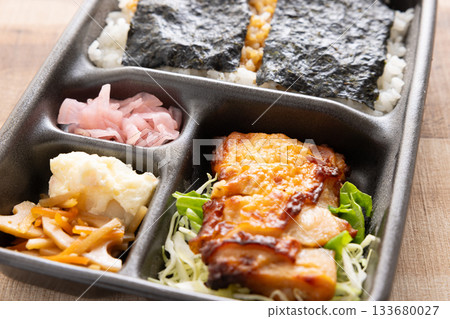 A seaweed bento box containing delicious grilled young chicken with salt and koji A seaweed bento box containing delicious grilled young chicken with salt and koji 133680027