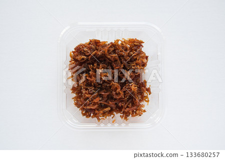 用日本胡椒粉醃製的乾沙丁魚 133680257