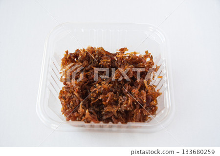 用日本胡椒粉醃製的乾沙丁魚 用日本胡椒粉醃製的乾沙丁魚 133680259
