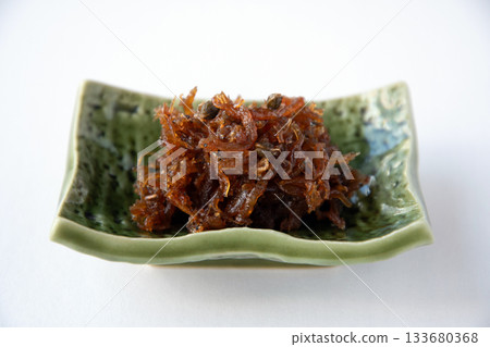 乾奇裡面配日本胡椒粉,盛於小碟中 乾奇裡面配日本胡椒粉,盛於小碟中 133680368