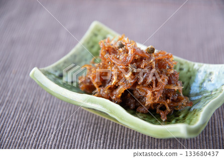 乾奇裡面配日本胡椒粉,盛於小碟中 乾奇裡面配日本胡椒粉,盛於小碟中 133680437