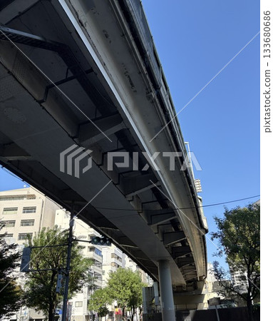 在大都會高速公路下方 133680686