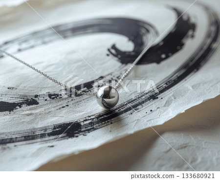 高品質和紙藝術背景,以墨跡和銀色飾品點綴——簡約而不失精緻的奢華珠寶 高品質和紙藝術背景,以墨跡和銀色飾品點綴——簡約而不失精緻的奢華珠寶 133680921