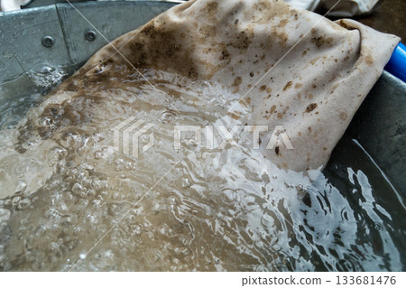 工作服上的泥漬 133681476