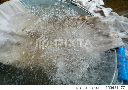 工作服上的泥漬 133681477