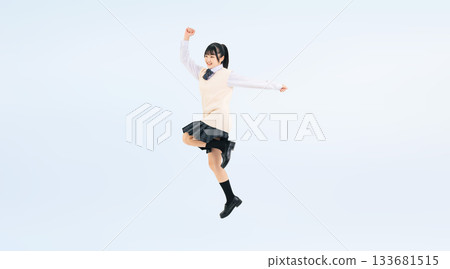 一張身穿制服的女學生活力四射跳躍的全身照 一張身穿制服的女學生活力四射跳躍的全身照 133681515