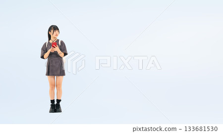 一張少女使用智慧型手機的全身照 一張少女使用智慧型手機的全身照 133681530