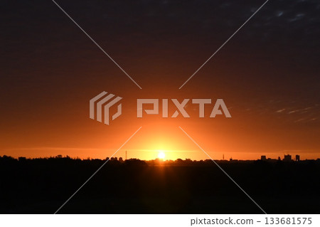 從荒川河岸邊眺望埼玉縣的黎明 133681575