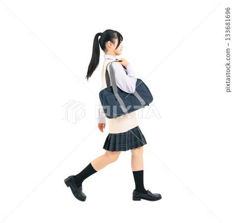 身穿校服的女學生行走-全身PNG照片,透明背景,手工精確摳圖 身穿校服的女學生行走-全身PNG照片,透明背景,手工精確摳圖 133681696