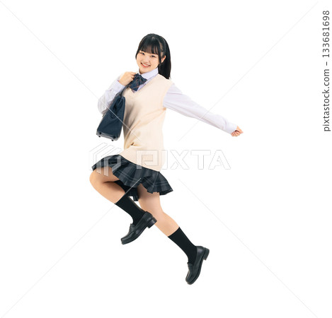 一名身穿校服的女學生活力四射地跳躍。一張透明的、手工裁剪的全身PNG照片。 133681698