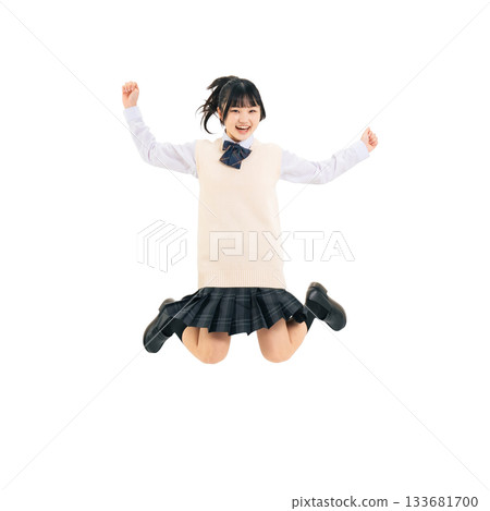 一名身穿校服的女學生活力四射地跳躍。一張透明的、手工裁剪的全身PNG照片。 一名身穿校服的女學生活力四射地跳躍。一張透明的、手工裁剪的全身PNG照片。 133681700