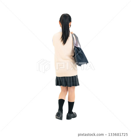 身穿校服的女學生背影。全身照，PNG格式，透明背景，手工精準裁剪。 133681725