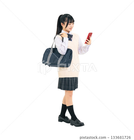 身穿校服的女學生邊走邊看手機。全身照PNG格式,透明背景,手工精準摳圖。 身穿校服的女學生邊走邊看手機。全身照PNG格式,透明背景,手工精準摳圖。 133681726