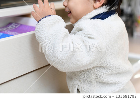 Everyday scene of Asian toddlers playing indoors 133681792