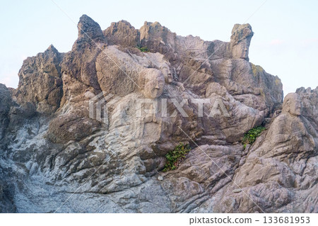 矗立在岩石海岸上的岩石 矗立在岩石海岸上的岩石 133681953