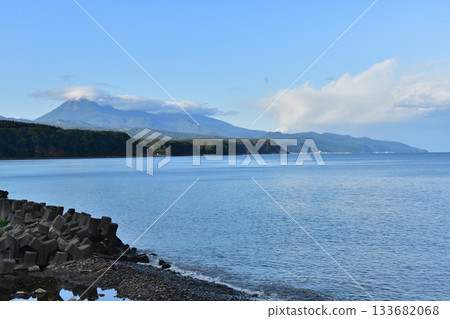 The Shiretoko mountain range illuminated by the setting sun 133682068