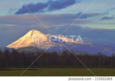 The Shiretoko mountain range illuminated by the setting sun The Shiretoko mountain range illuminated by the setting sun 133682069