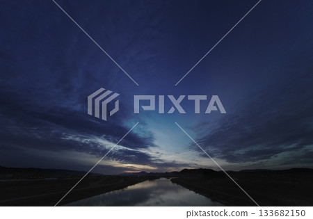 清晨,天空澄澈,雲朵朵,河流蜿蜒。春天。超廣角鏡頭。聚焦天空。凌晨2:03:28 清晨,天空澄澈,雲朵朵,河流蜿蜒。春天。超廣角鏡頭。聚焦天空。凌晨2:03:28 133682150