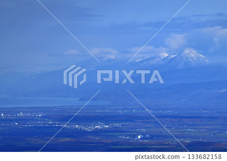 從北海道真琴山眺望知床山脈和清裡町 從北海道真琴山眺望知床山脈和清裡町 133682158