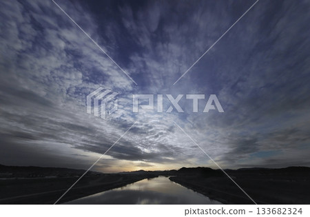 清晨,天空澄澈,雲朵變幻,河流蜿蜒。春天。超廣角鏡頭。聚焦天空。凌晨2:03:28 清晨,天空澄澈,雲朵變幻,河流蜿蜒。春天。超廣角鏡頭。聚焦天空。凌晨2:03:28 133682324
