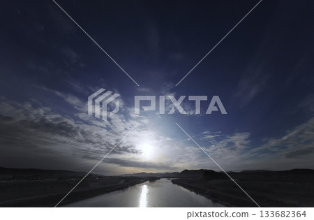 清晨，天空澄澈，雲朵變幻，河流蜿蜒。春天。超廣角鏡頭。聚焦天空。凌晨2:03:28 133682364
