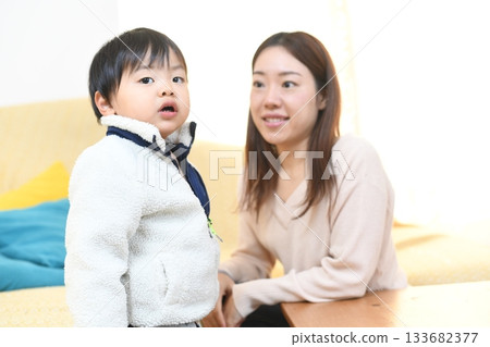 亞洲母親和孩子在室內度過時光的日常場景 133682377