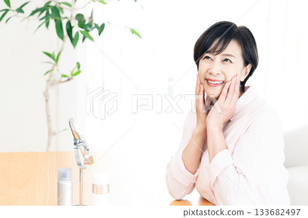 成熟年齡的女士們做皮膚護理 133682497