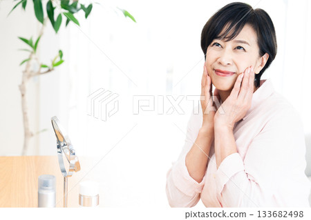 成熟年齡的女士們做皮膚護理 133682498