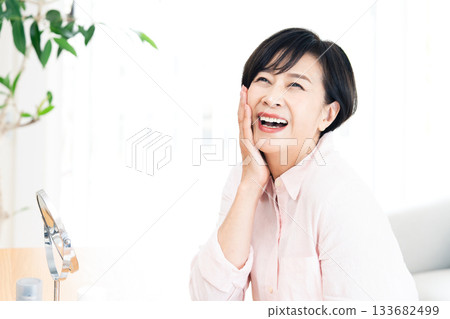 成熟年齡的女士們做皮膚護理 133682499