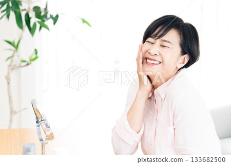 成熟年齡的女士們做皮膚護理 133682500