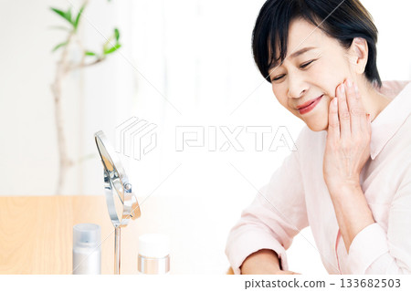 成熟年齡的女士們做皮膚護理 133682503