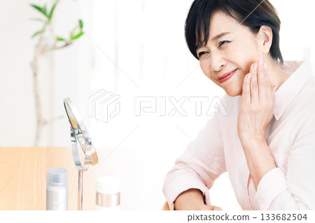 成熟年齡的女士們做皮膚護理 133682504