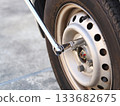 用長扳手擰緊車輪螺帽。 133682675