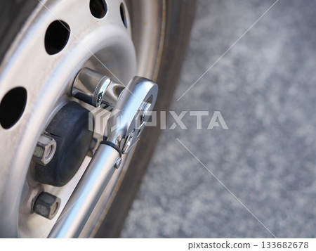 用扭矩扳手擰緊車輪螺母 133682678