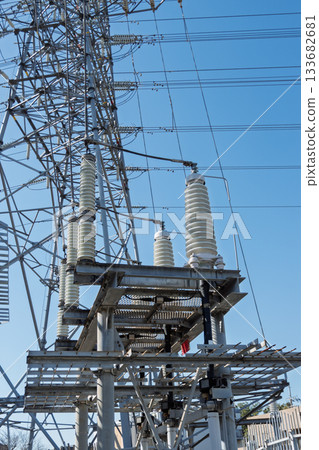 安裝在從高壓輸電線路到地面變電站的引入線上的大型絕緣子接線段 安裝在從高壓輸電線路到地面變電站的引入線上的大型絕緣子接線段 133682681