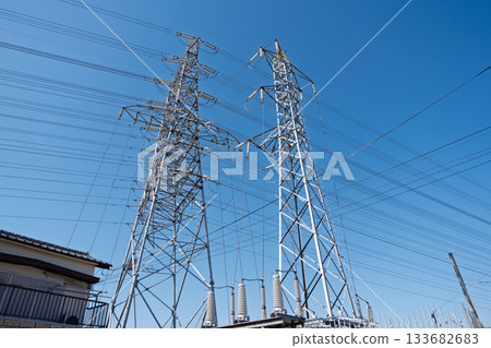 從高壓輸電線路到地面變電站的引入線上安裝的大型絕緣子全景。 從高壓輸電線路到地面變電站的引入線上安裝的大型絕緣子全景。 133682683