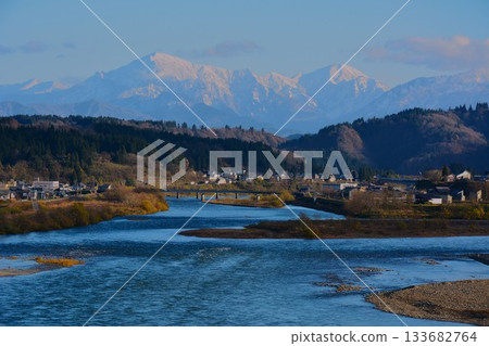 Snowy scenery of the Echigo Sanzan mountains and Shinano River scenery Snowy scenery of the Echigo Sanzan mountains and Shinano River scenery 133682764
