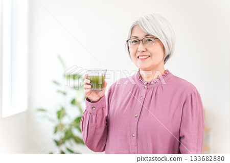 老年女性飲用綠汁、綠色冰沙和蔬菜汁有益健康 133682880