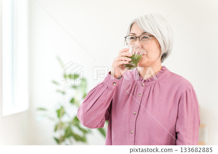 老年女性飲用綠汁、綠色冰沙和蔬菜汁有益健康 133682885