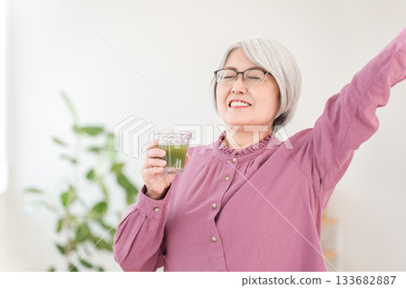 老年女性飲用綠汁、綠色冰沙和蔬菜汁有益健康 老年女性飲用綠汁、綠色冰沙和蔬菜汁有益健康 133682887