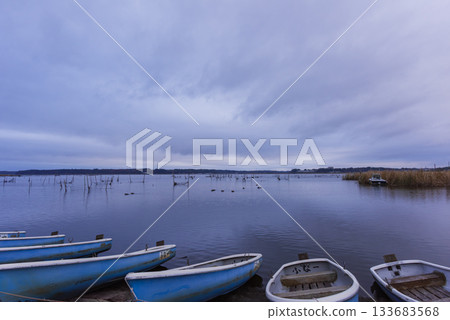 風景與小船漂浮 風景與小船漂浮 133683568