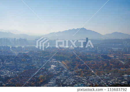 從南山公園眺望，晨霧籠罩下的城市景觀 133683792