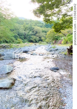 營地旁流著水無川的清澈河水 133683842