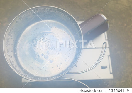 A scene where the cooker is heated with a burner and water boils 133684149