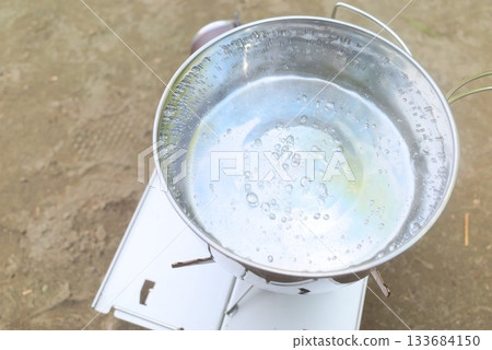 A scene where the cooker is heated with a burner and water boils 133684150