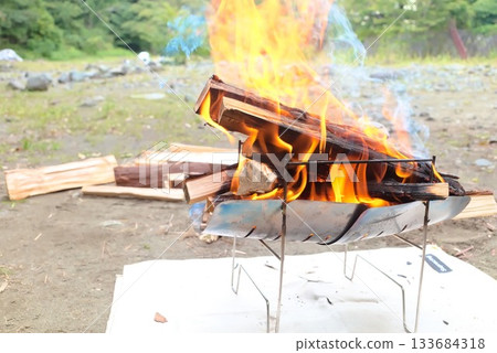 營火中木柴燃燒產生的火焰和煙霧 營火中木柴燃燒產生的火焰和煙霧 133684318